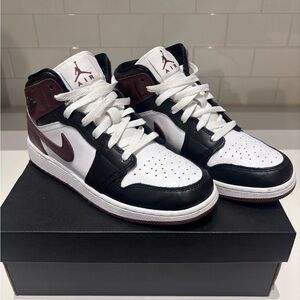 Jordan Men's Black and Burgundy Sneakers